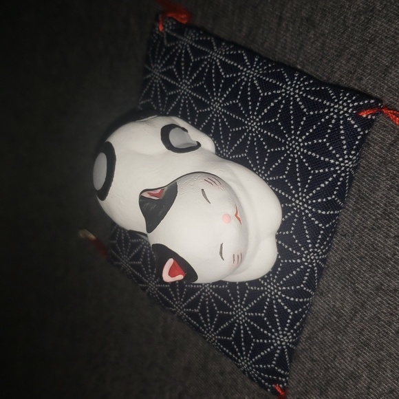 Adorable Sweet Ceramic White Black Kitty Resting on a Pretty Pillow New in Box - Picture 8 of 8